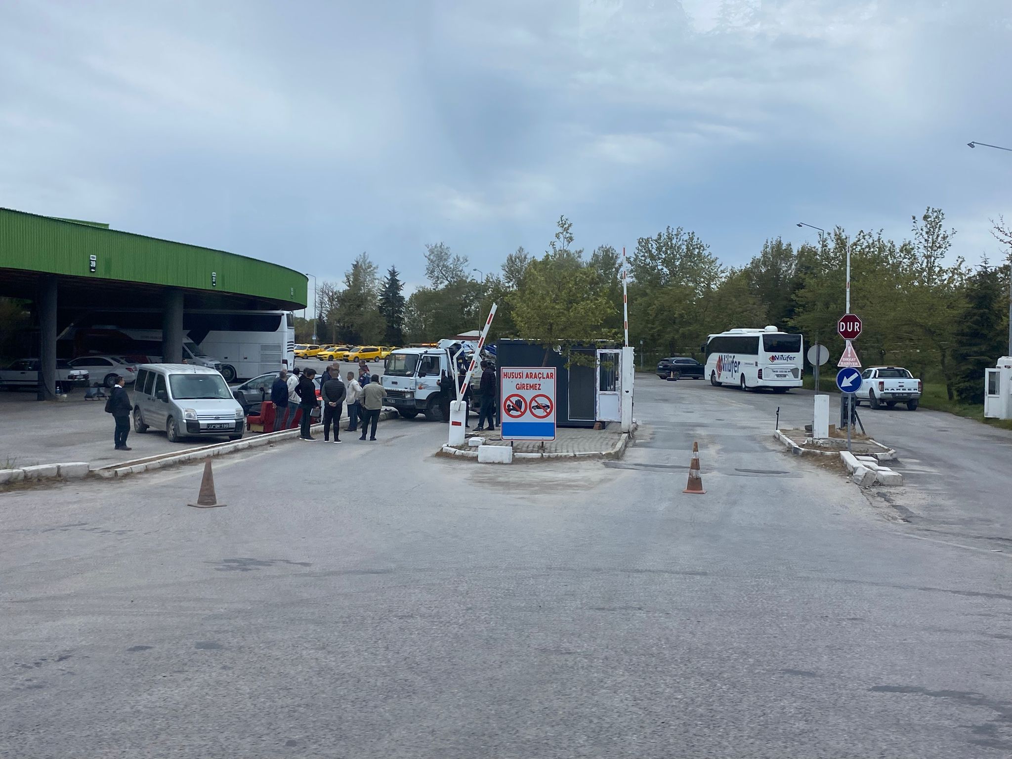 Edirne Belediyesi, kentin ulaşım ağındaki önemli noktalardan biri olan Edirne Otogarı girişindeki gişenin işletmesini bünyesine kattı. Yapılan yeni düzenleme ile otogar girişindeki gişe hizmetleri artık belediye eliyle yürütülecek.